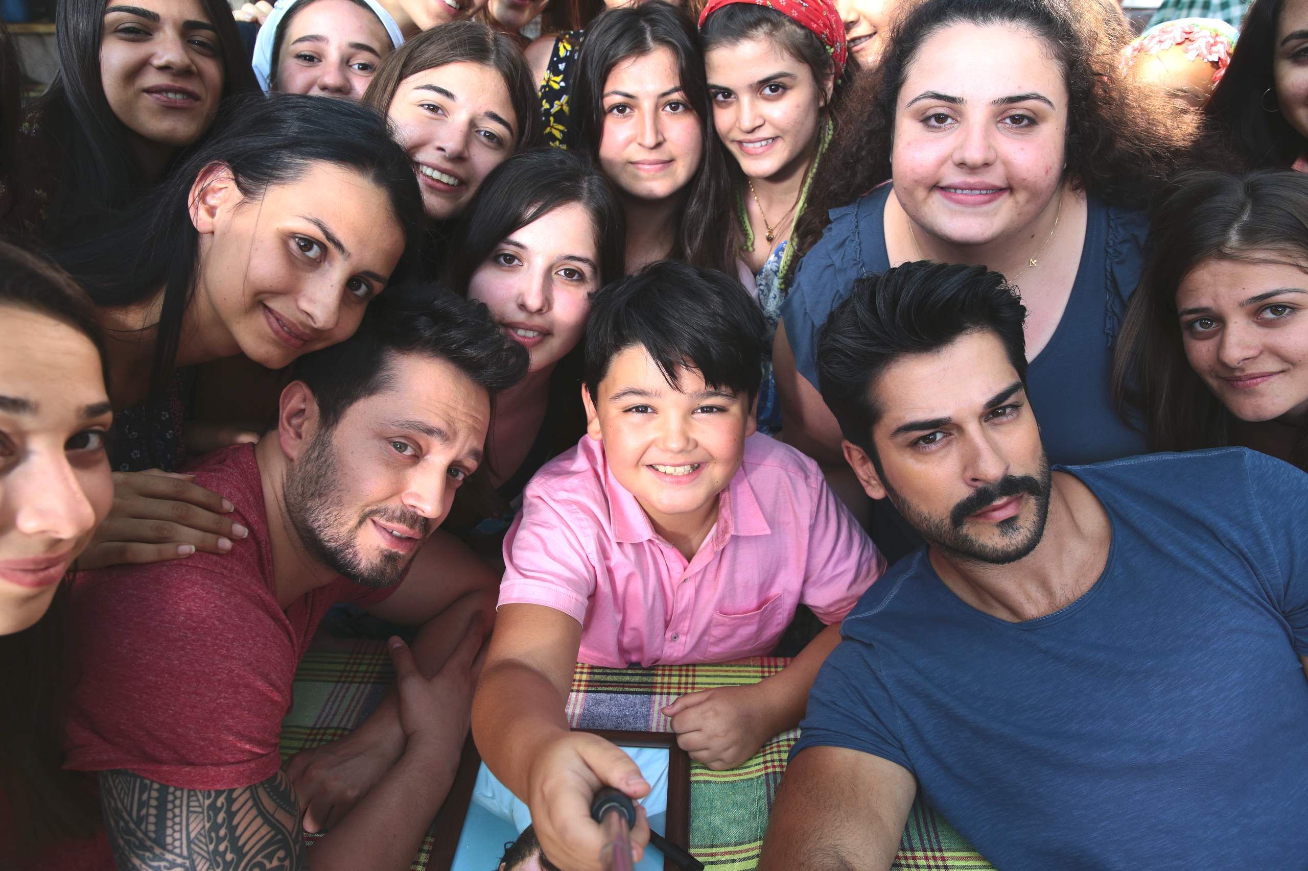 невероятные приключения бурака озчивита группа. невероятные приключения бурака озчивита группа. фахрие эвджен похороны отца. селфи бурака озчивита. невероятные приключения бурака озчивита группа.